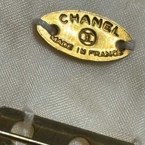Authentic. CHANEL Broocb - Picture 3 of 13